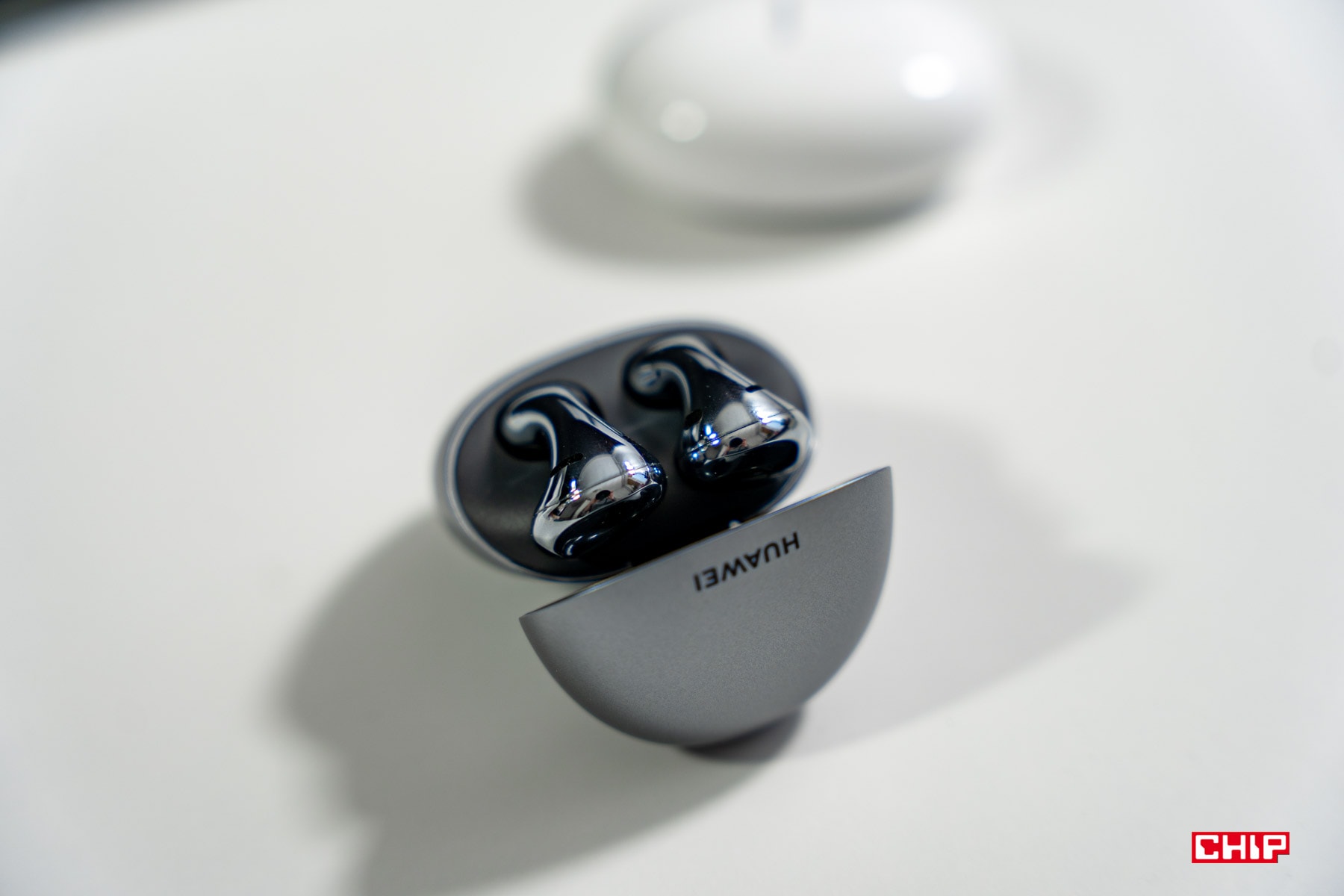 Futurystyczne słuchawki Huawei FreeBuds 5 wkraczają na polski rynek. Nie obyło się bez promocji na start