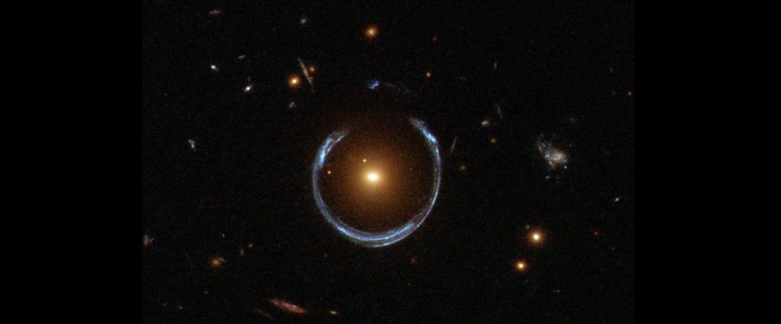 Astronomowie spojrzeli na pierścienie Einsteina i zrozumieli coś ważnego. To kolejny krok związany z ciemną materią
