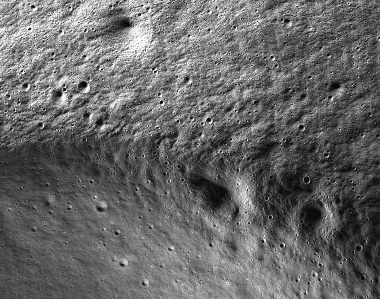 Biegun południowy Księżyca na nowych zdjęciach. Zobacz fotografie miejsc, do których prawie nie dociera światło