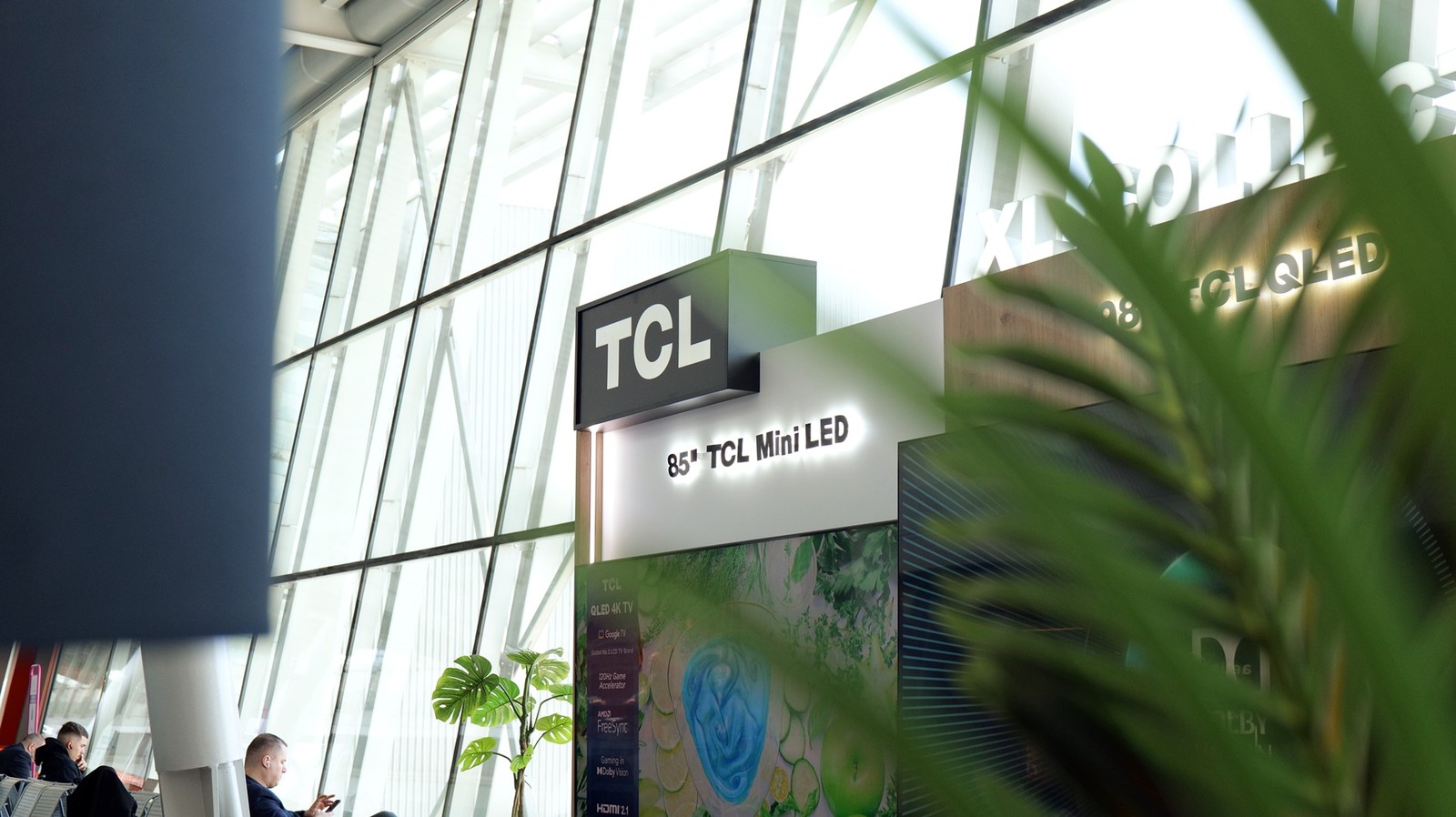 Logo TCL na strefie z duzymi telewizorami