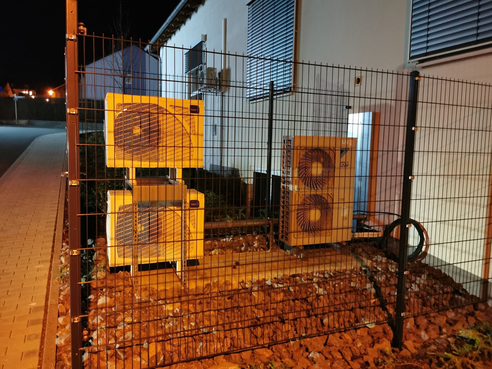 Przykładowe pompy ciepła / źródło: Wikimedia Commons, CC-BY-SA-4.0