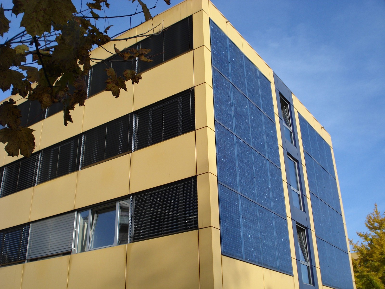 Panele słoneczne na budynku
