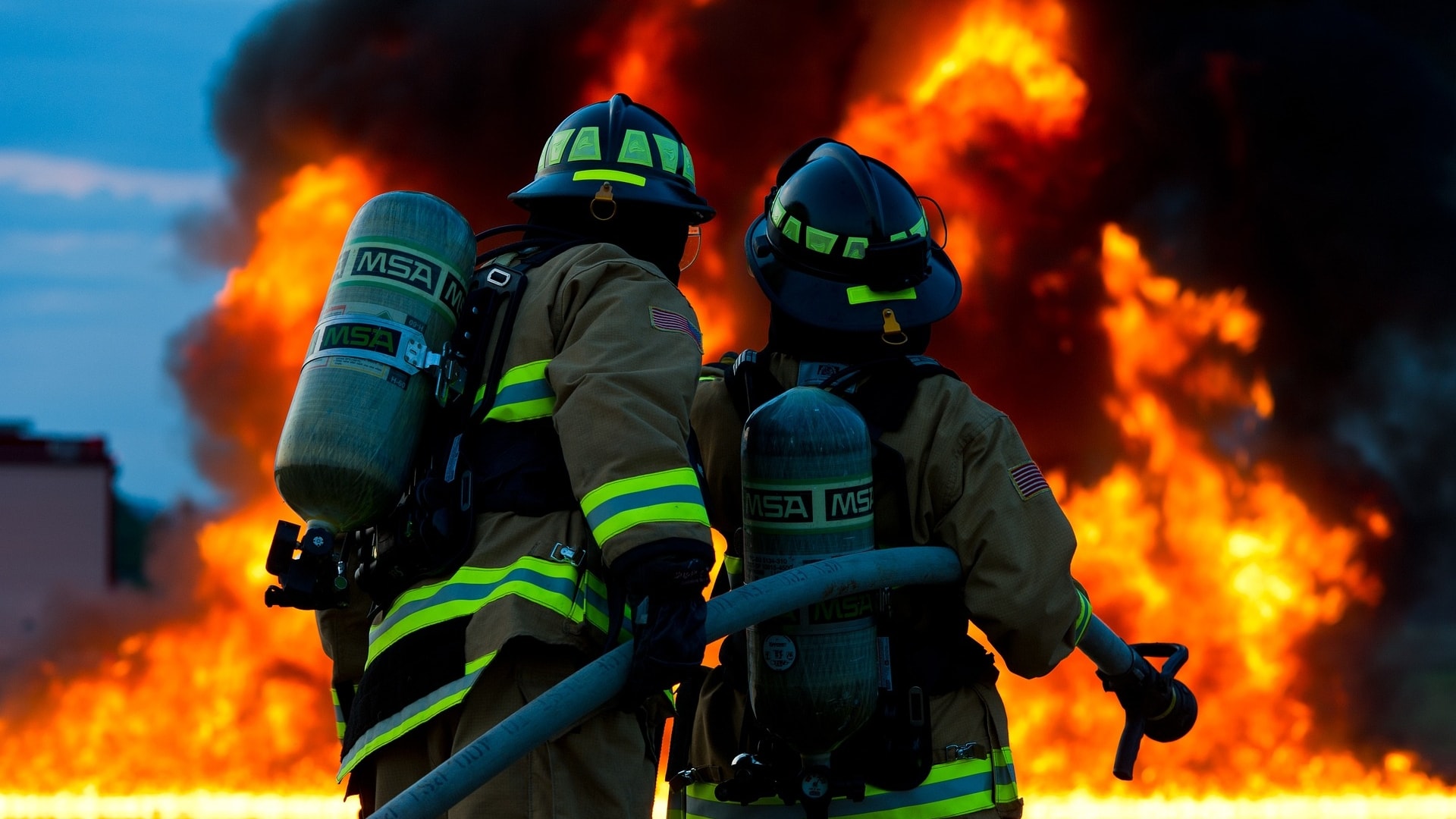Statek z samochodami płonie i rozpala dyskusje. Pożary aut elektrycznych to jednak ich najmniejszy problem