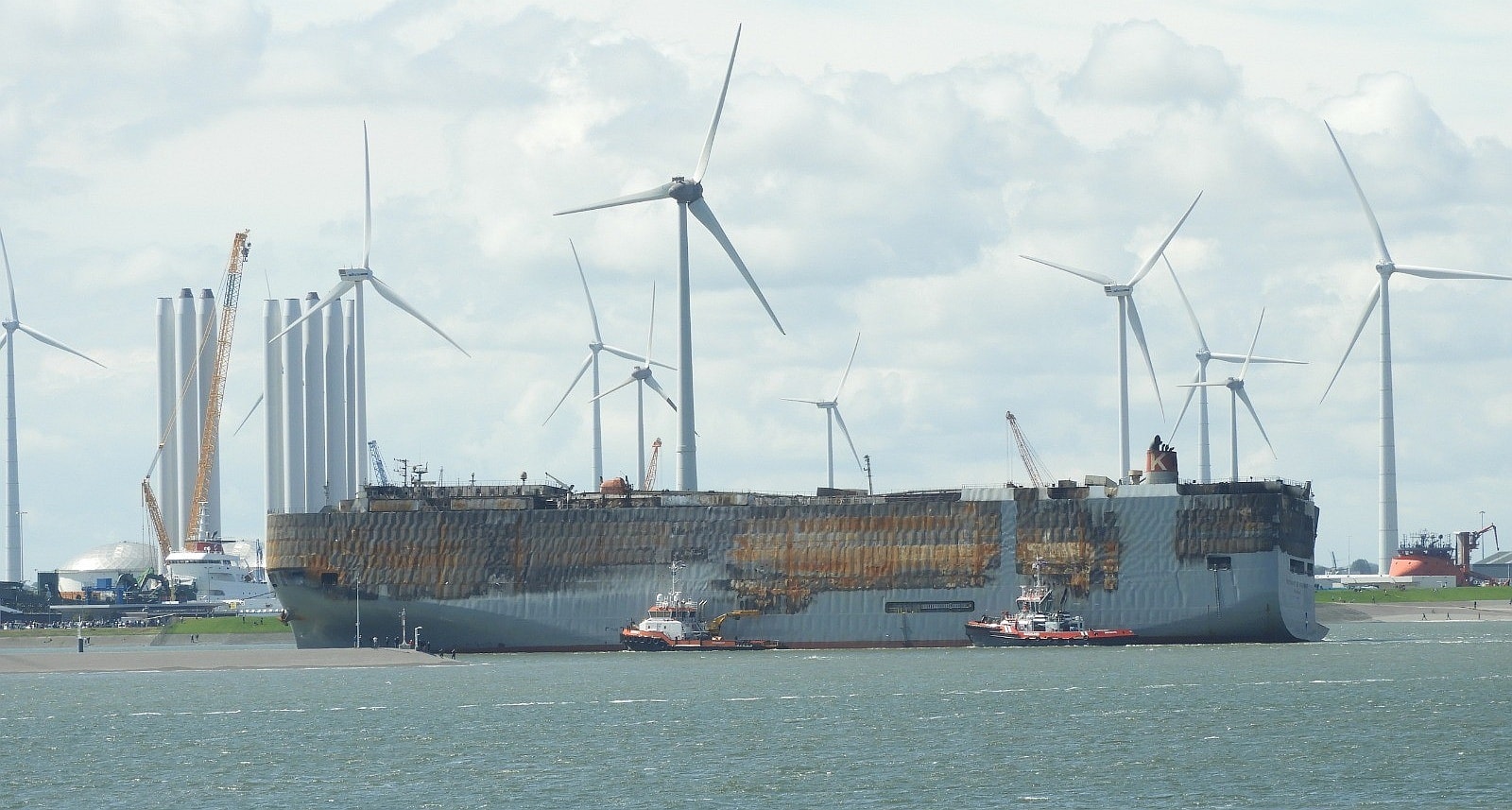 Szok i niedowierzanie. To nie samochód elektryczny spowodował pożar duńskiego statku