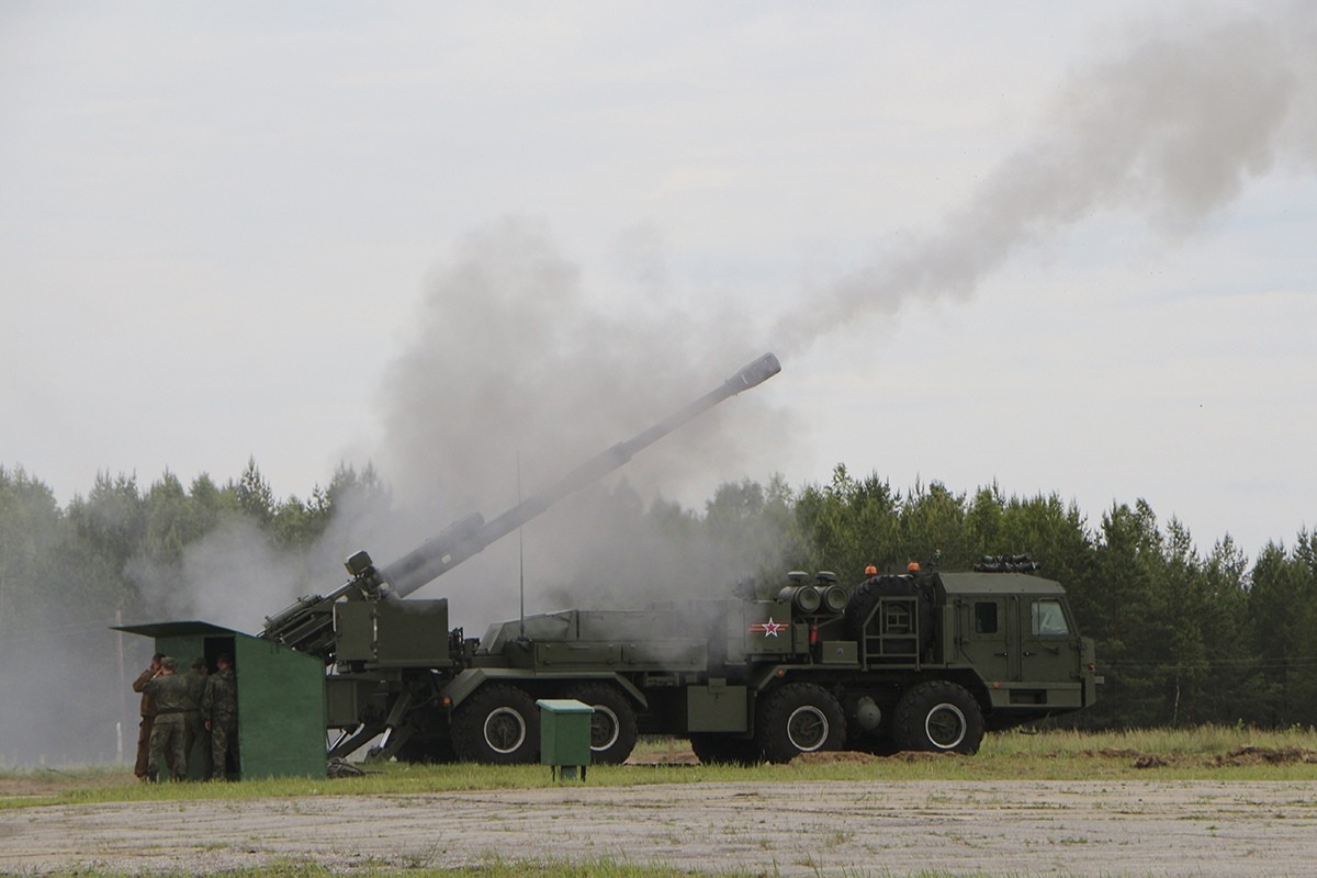 Rosja ma nowy “potężny” system artyleryjski. Kraj przetestował samobieżną 2S43 Małwa