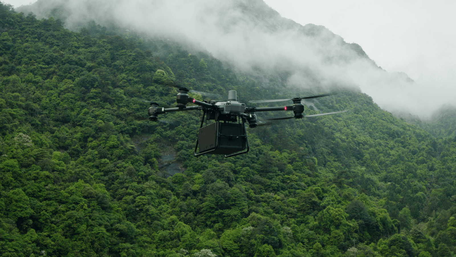 Ten dron to latający Pudzian. DJI FlyCart 30 zabierze na pokład nawet 40 kg