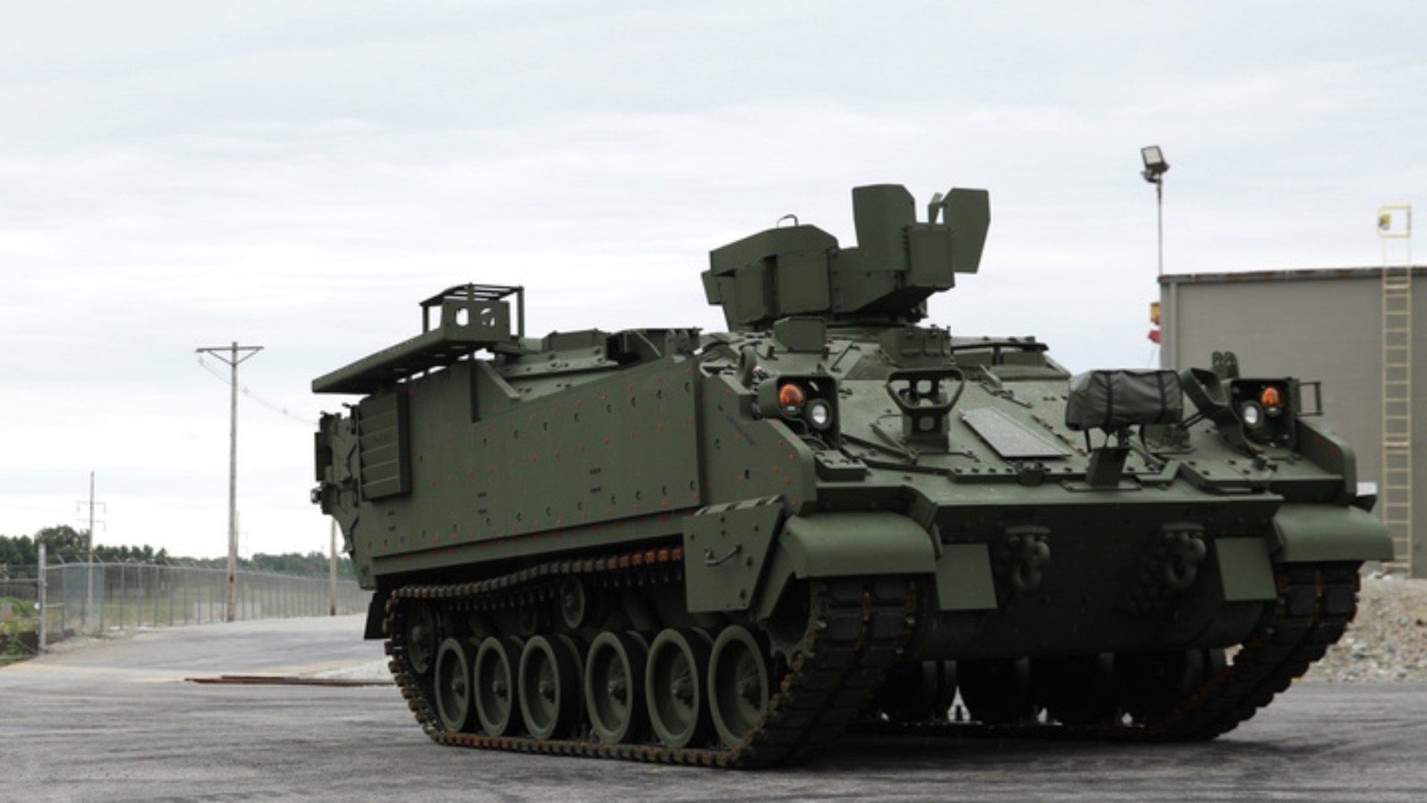 Ma wytyczyć nowe szlaki dla lądowych pojazdów wojskowych USA. AMPV zadebiutował w Europie