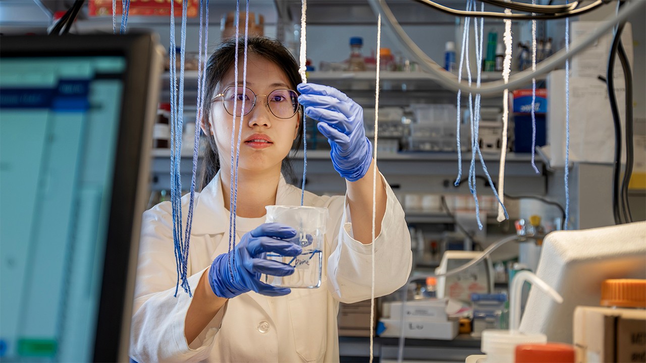 Meiqi Yang, absolwentka inżynierii lądowej i środowiskowej oraz jeden z  autorów badania, stosuje metodę ekstrakcji litu opartą na strunach. Zdjęcie: Bumper DeJesus / Princeton University, materiały prasowe

