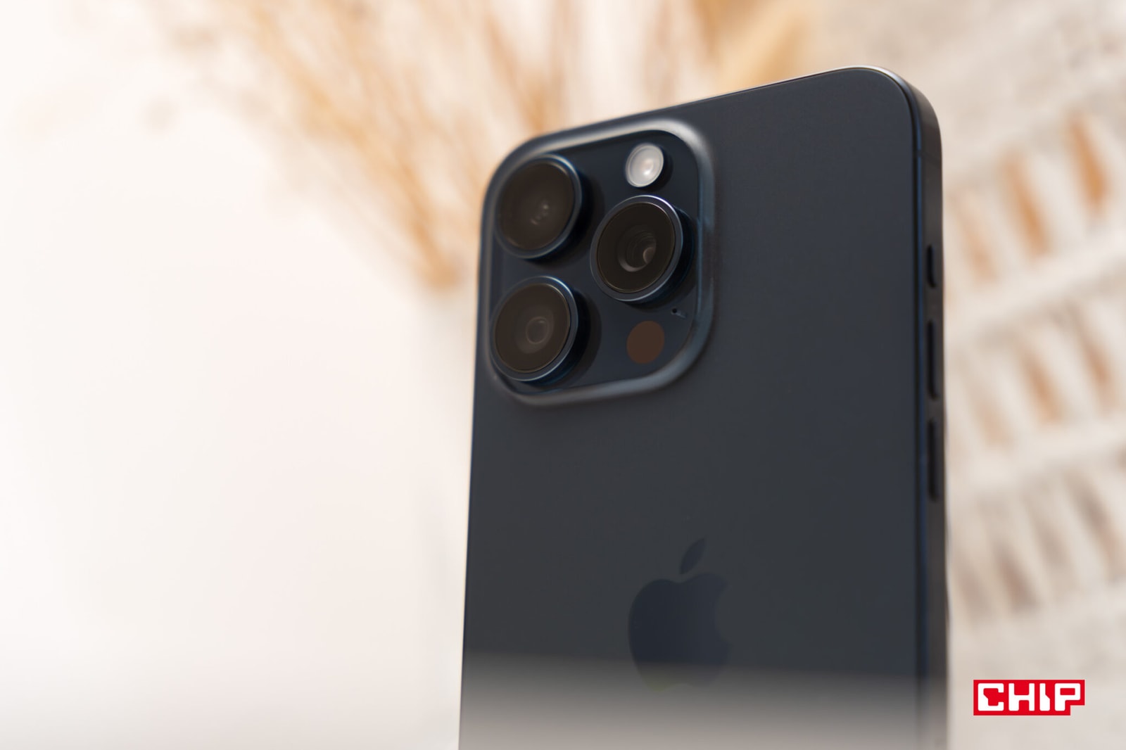 iPhone 15 Pro miał być hitem. Klienci jednak sądzą inaczej