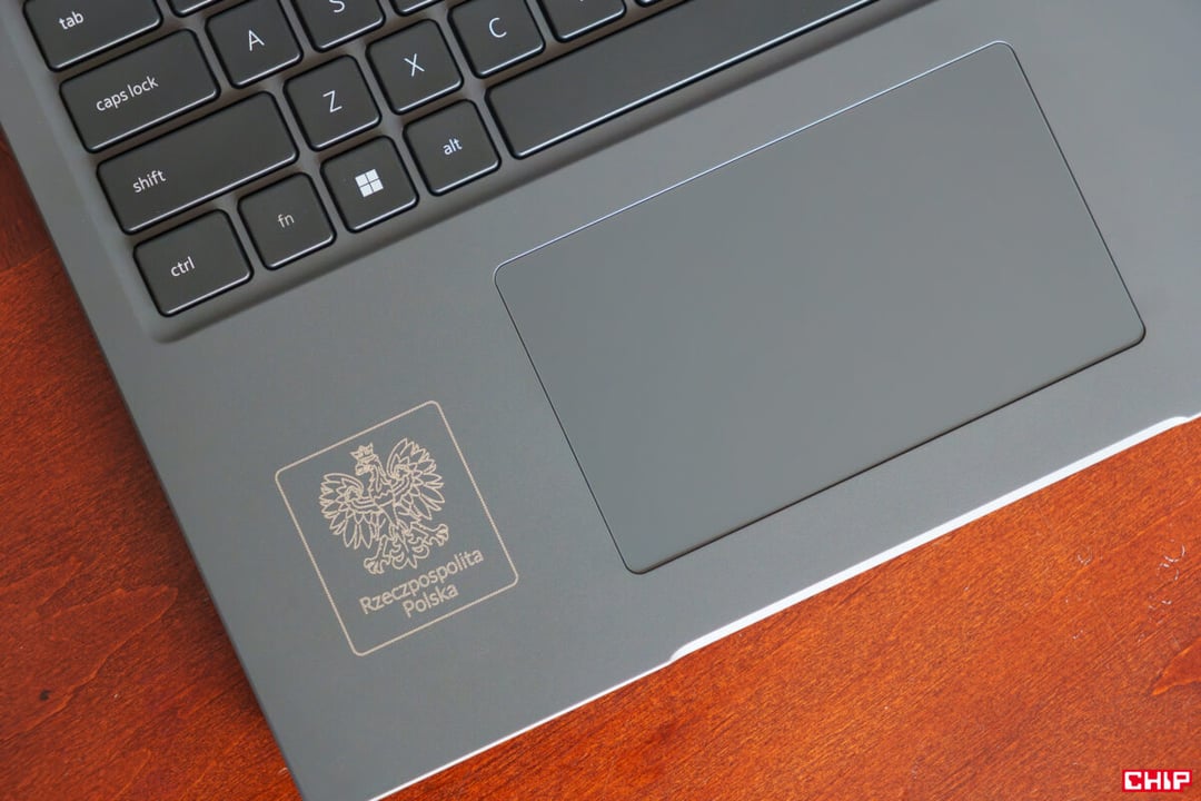 Nie wszędzie laptopy dla uczniów trafiły do dzieci, w niektórych szkołach wciąż leżą w magazynie