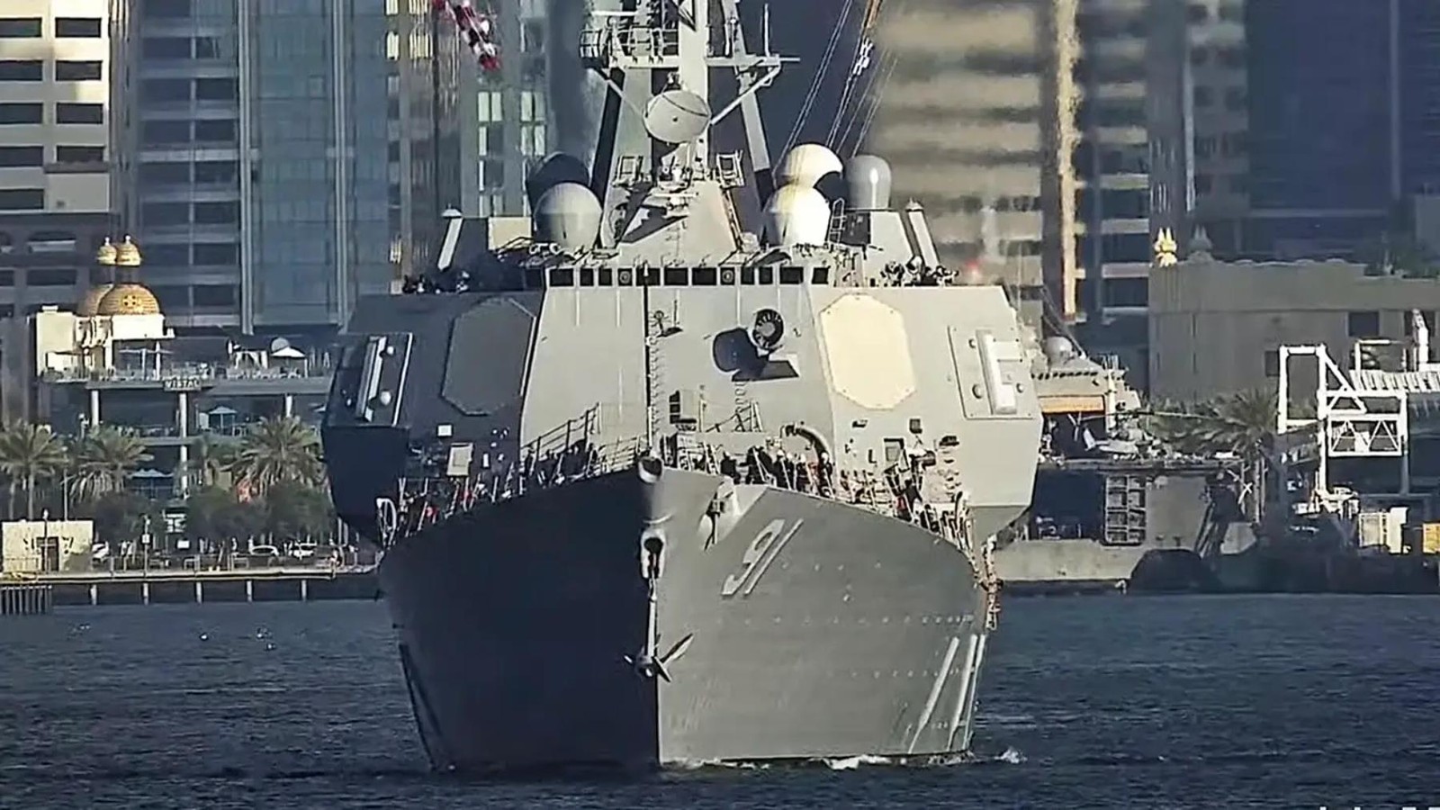 Czyżby marynarka USA w tajemnicy wprowadziła na służbę nowy okręt? W te zdjęcia trudno uwierzyć