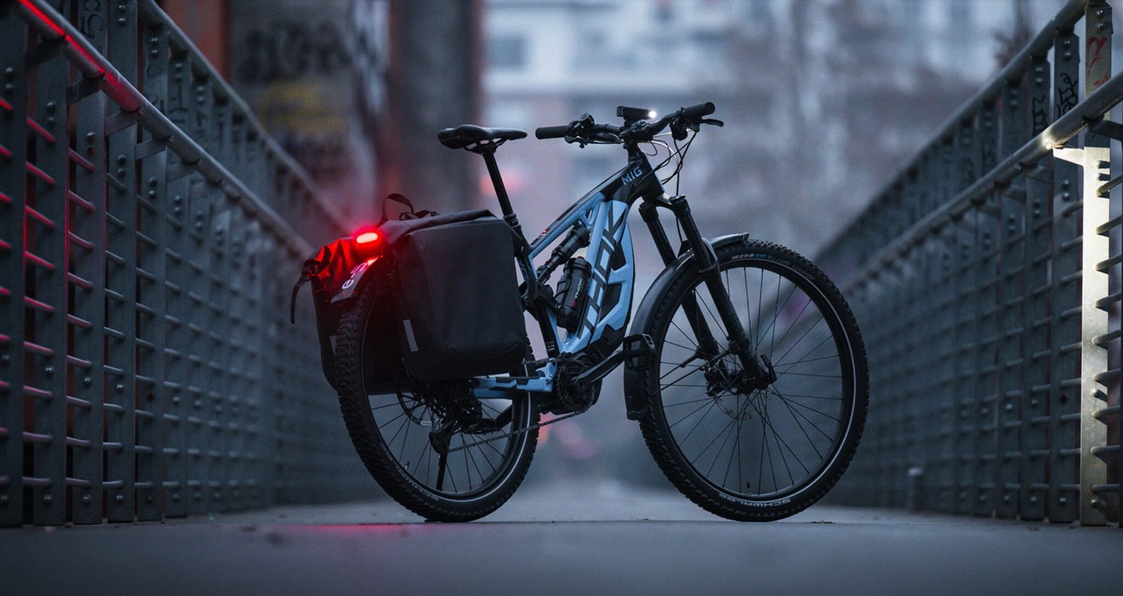 Ten elektryczny rower to dzieło sztuki do jazdy w terenie i mieście