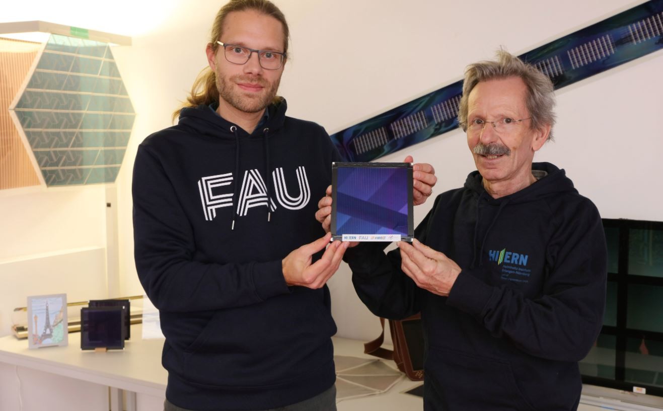 Dr. Andreas Distler (po lewej) i dr. Hans-Joachim Egelhaaf z organicznym modułem fotowoltaicznym / źródło: Kurt Fuchs/HI ERN, mat. prasowe
