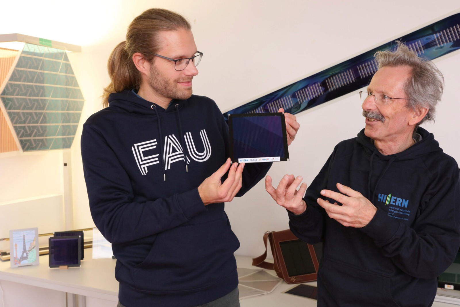 Zdjęcie poglądowe naukowców z  Friedrich-Alexander-Universität Erlangen-Nürnberg. Dr Andreas Distler (po lewej) i dr Hans-Joachim Egelhaaf z organicznym modułem słonecznym. (zdjęcie: Kurt Fuchs/HI ERN) 
