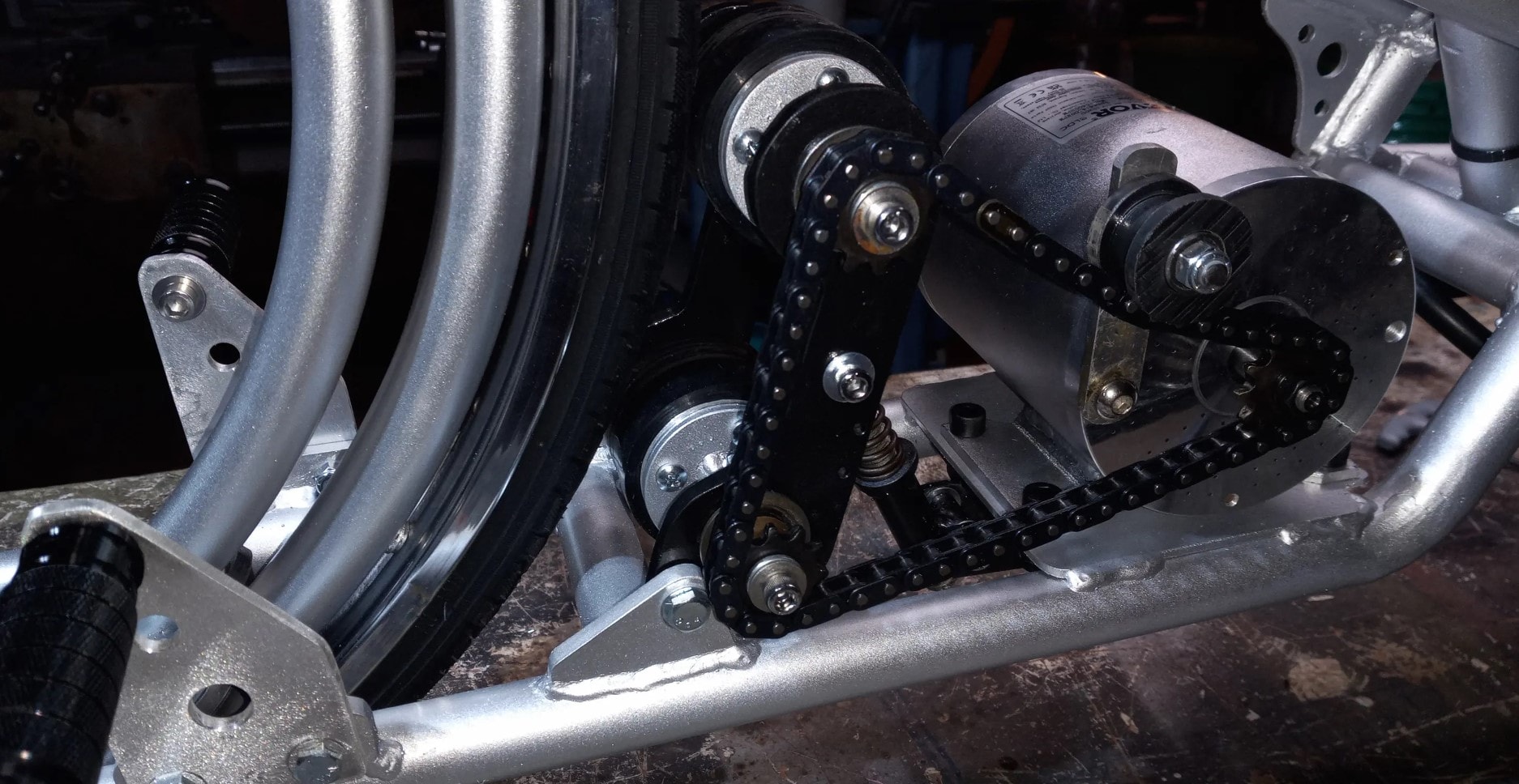 Jakiś podróżnik w czasie musiał zgubić ten rower. Blue Steel to na wskroś futurystyczny e-bike