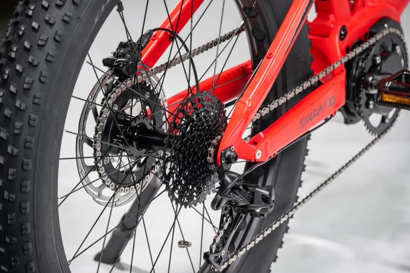 Oto Juggernaut XD z dwoma łańcuchami. Nie byle elektryczny rower, a istna bestia do jazdy w terenie