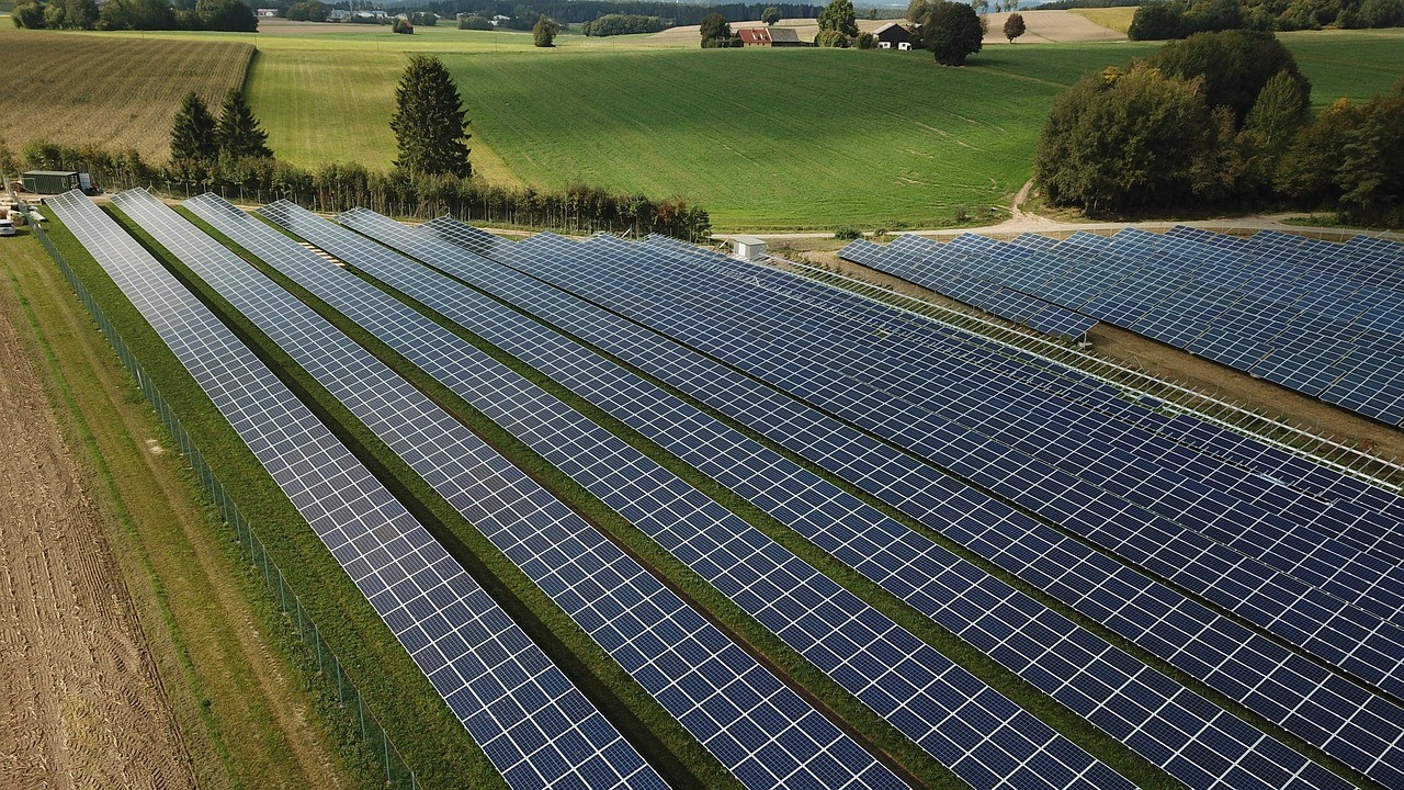 Farmy fotowoltaiczne będą produkować energię, która w razie nadwyżki zostanie zmagazynowana w innowacyjnej instalacji
