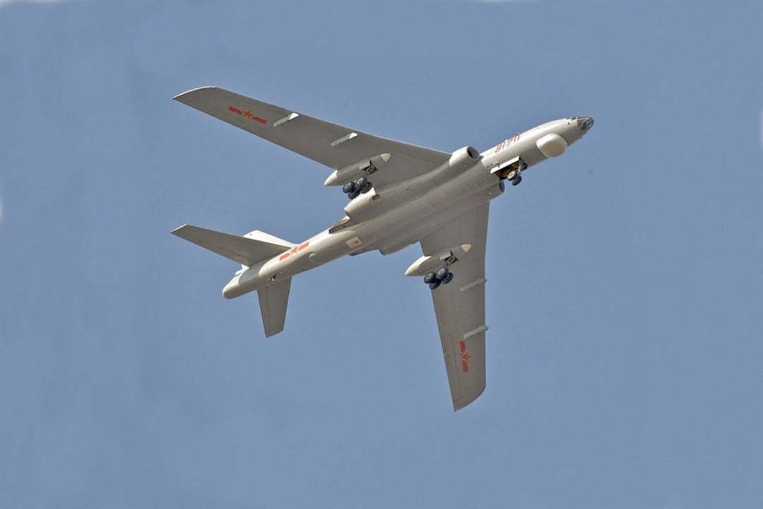 Chiny wsadziły strategiczny ładunek na bombowiec. H-6N dostał ogromną rakietę jako część triady jądrowej