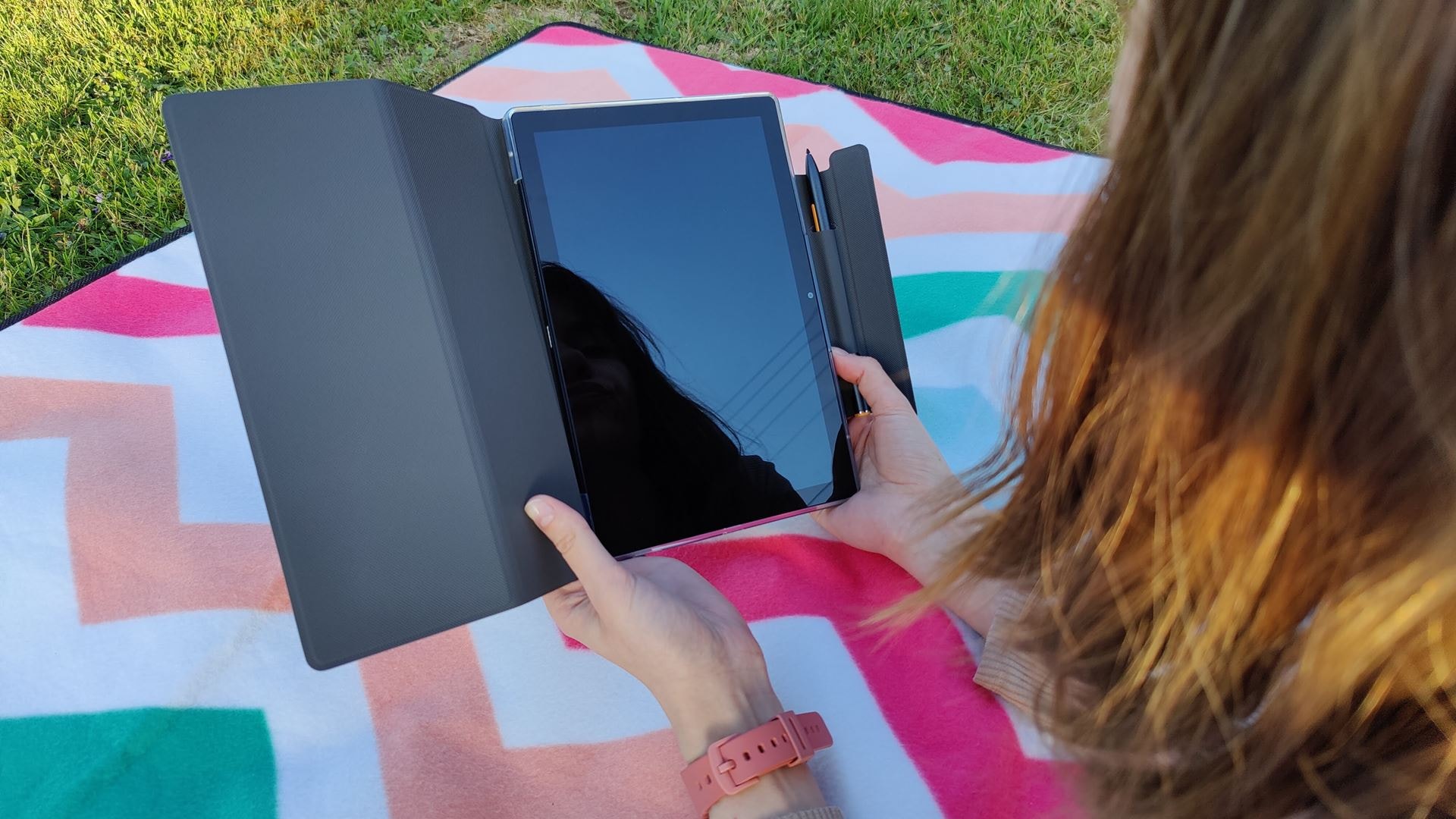 Brak matowego ekranu to zawsze przepis na katastrofę przy pracy na zewnątrz