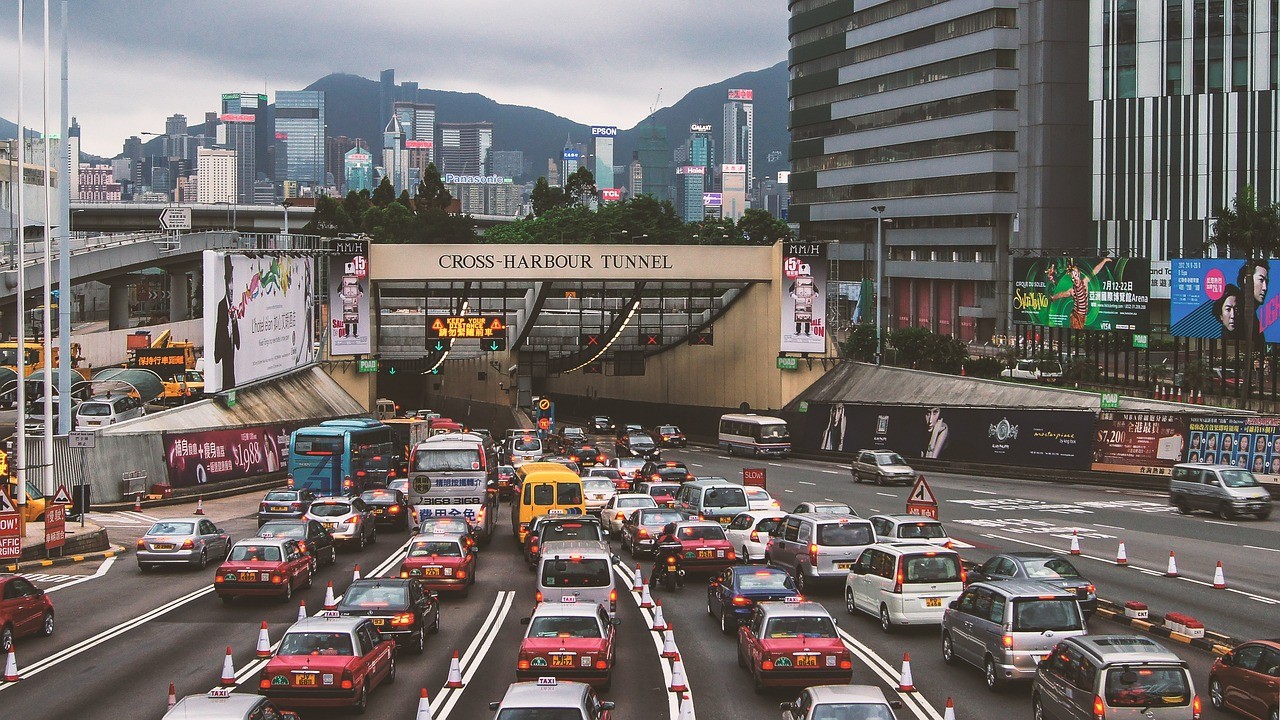 Zdjęcie poglądowe ruchu ulicznego w Hongkongu
