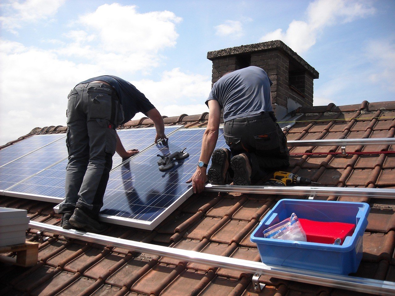 Zdjęcie poglądowe montażu instalacji fotowoltaicznej na dachu
