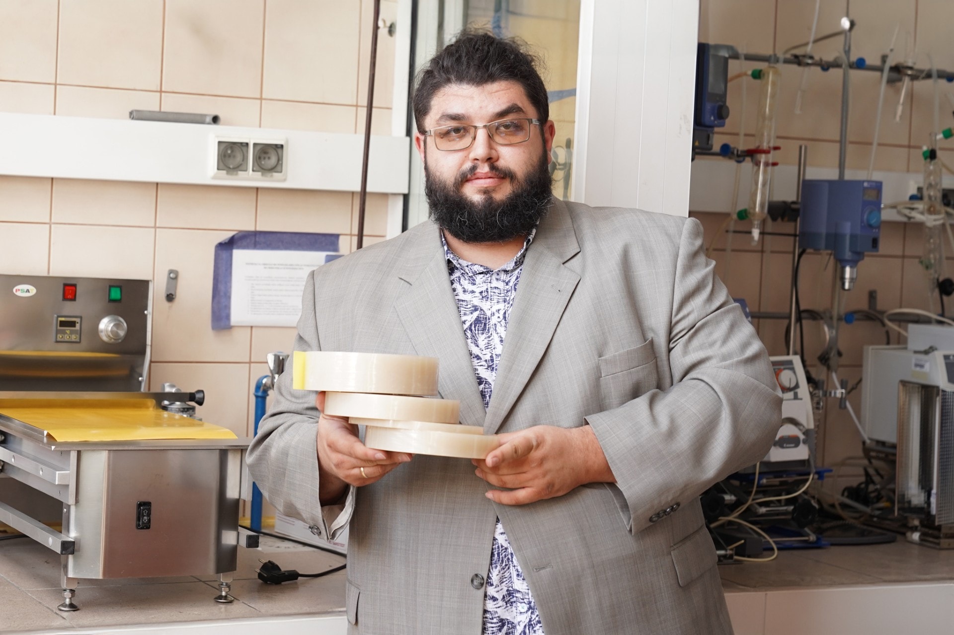 Dr inż. Adrian Krzysztof Antosik z Wydziału Technologii i Inżynierii Chemicznej ZUT w Szczecinie / źródło: Aurelia Kołodziej/ZUT, materiały prasowe