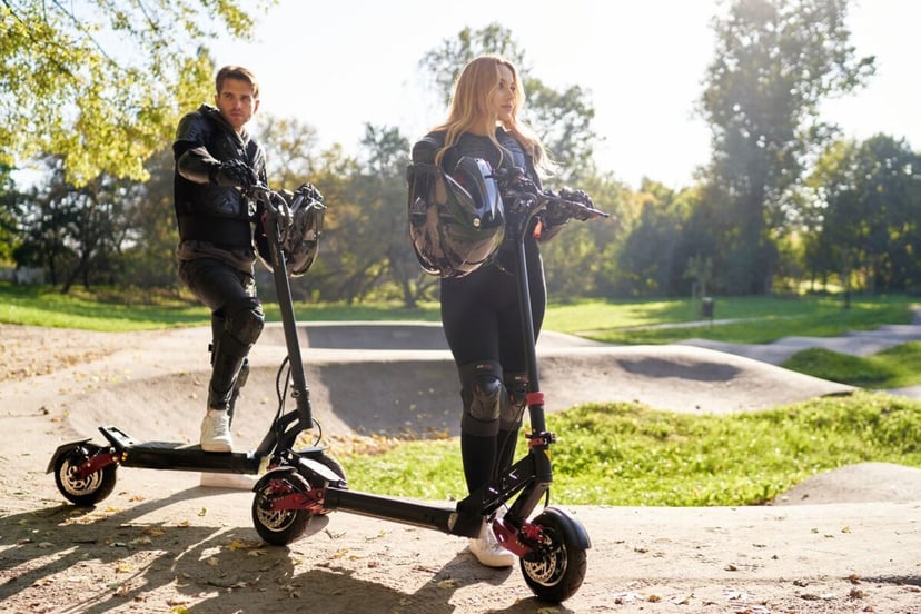 Polecamy najlepsze hulajnogi elektryczne na wakacje. Podbijecie nimi miasta i teren