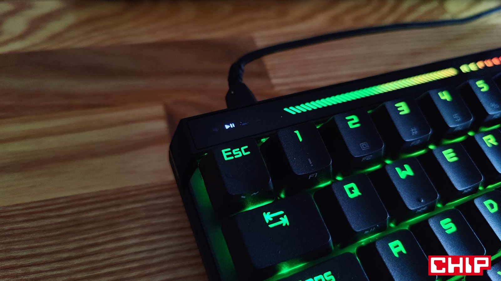 Iqunix EZ75, czyli nowa gamingowa klawiatura, która zaskakuje magnetycznymi przełącznikami