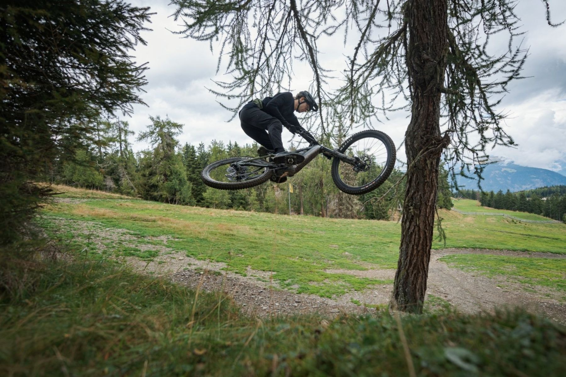 Długo czekać nie musieliśmy. Elektryczne rowery CUBE 2025 już z nowoczesną technologią