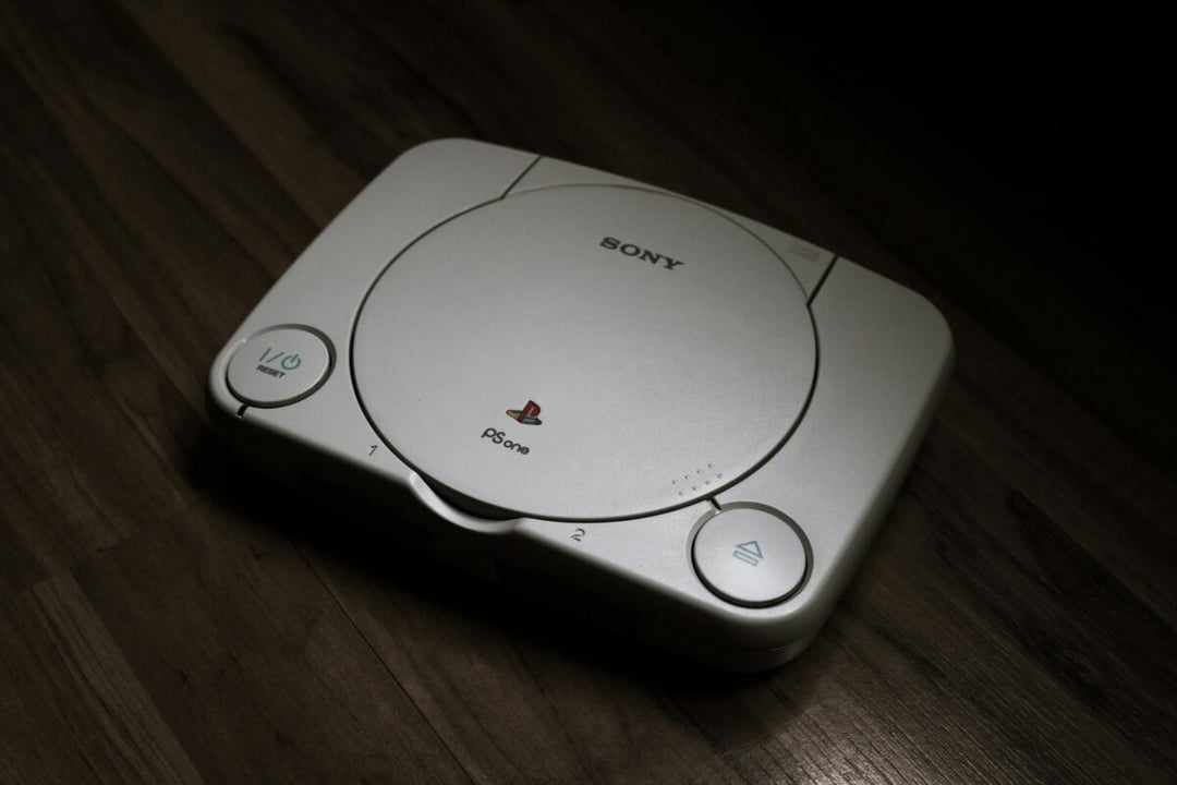 Pierwszy na świecie odtworzył płytę główną PlayStation 1. Historyczny moment dla retro gamingu