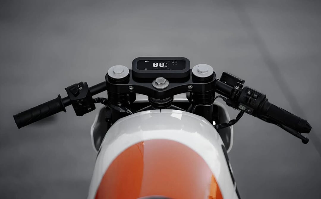 Wszyscy mówią o tym retro-futurystycznym motocyklu i trudno się temu dziwić!