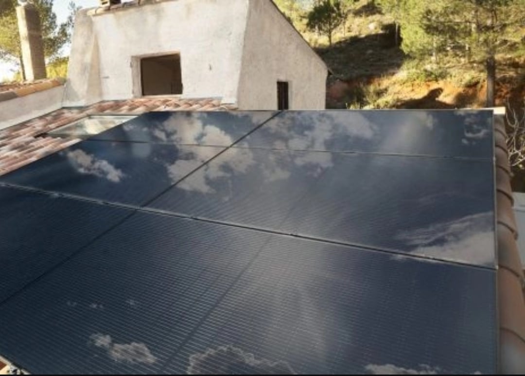 Zakurzone panele to strata 30% energii miesięcznie. Naukowcy znaleźli genialnie proste rozwiązanie