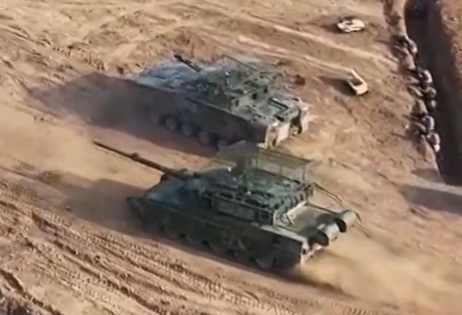 Chińskie czołgi podczas ćwiczeń na poligonie