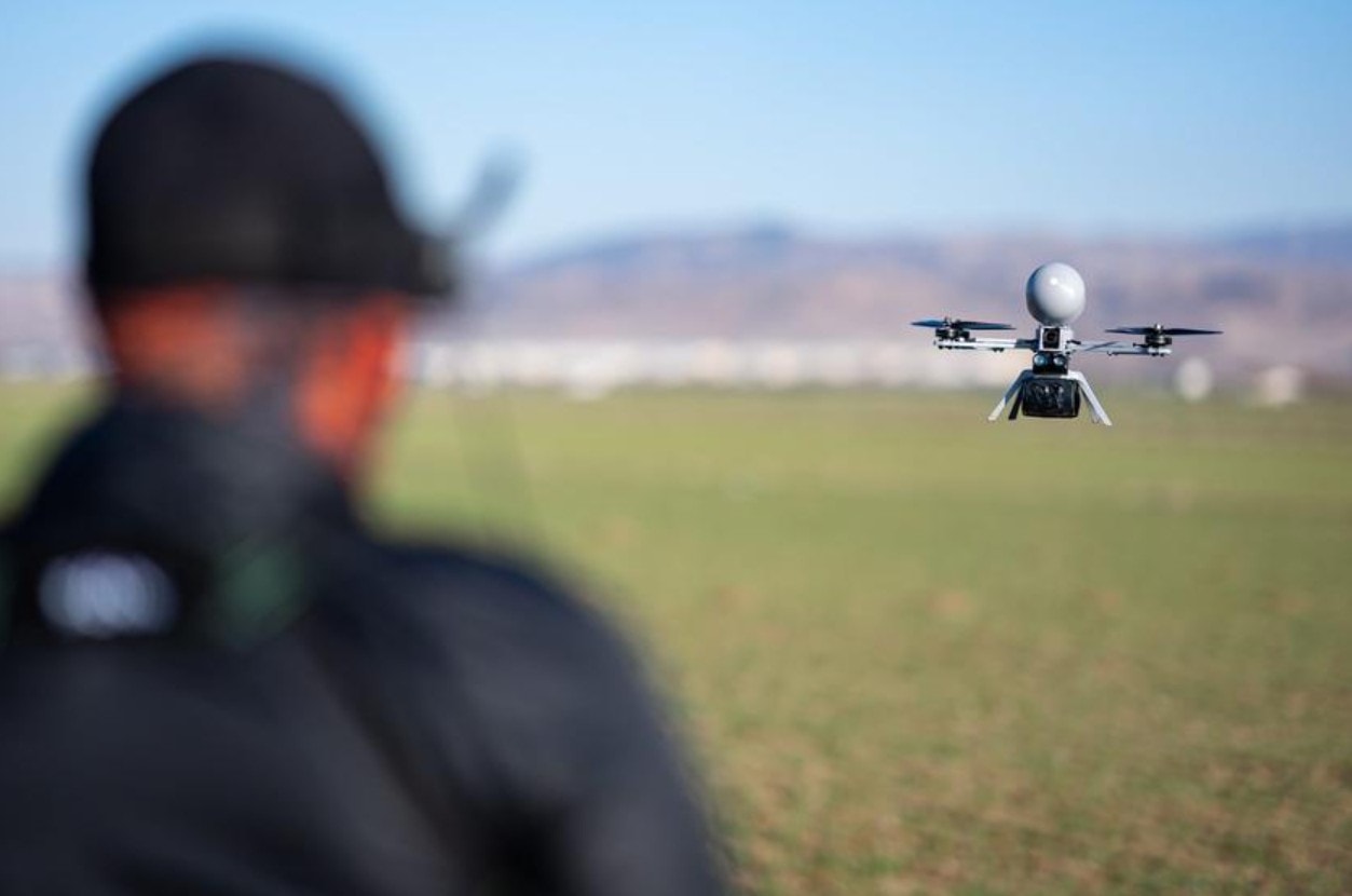 Zmiotła z nieba setkę dronów, jakby były zabawkami. Ta tania w użyciu broń to rewolucja