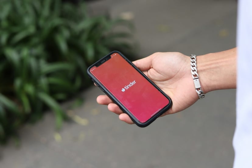 Randki online jeszcze nigdy nie były tak bezpieczne. Odkryj sekretny duet Tinder i Neosurf