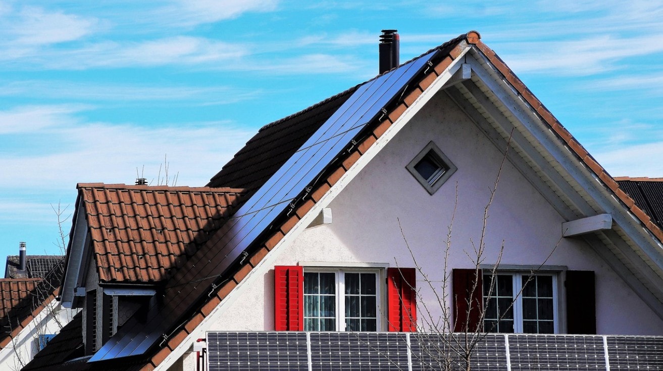 Zdjęcie poglądowe domu z panelami słonecznymi