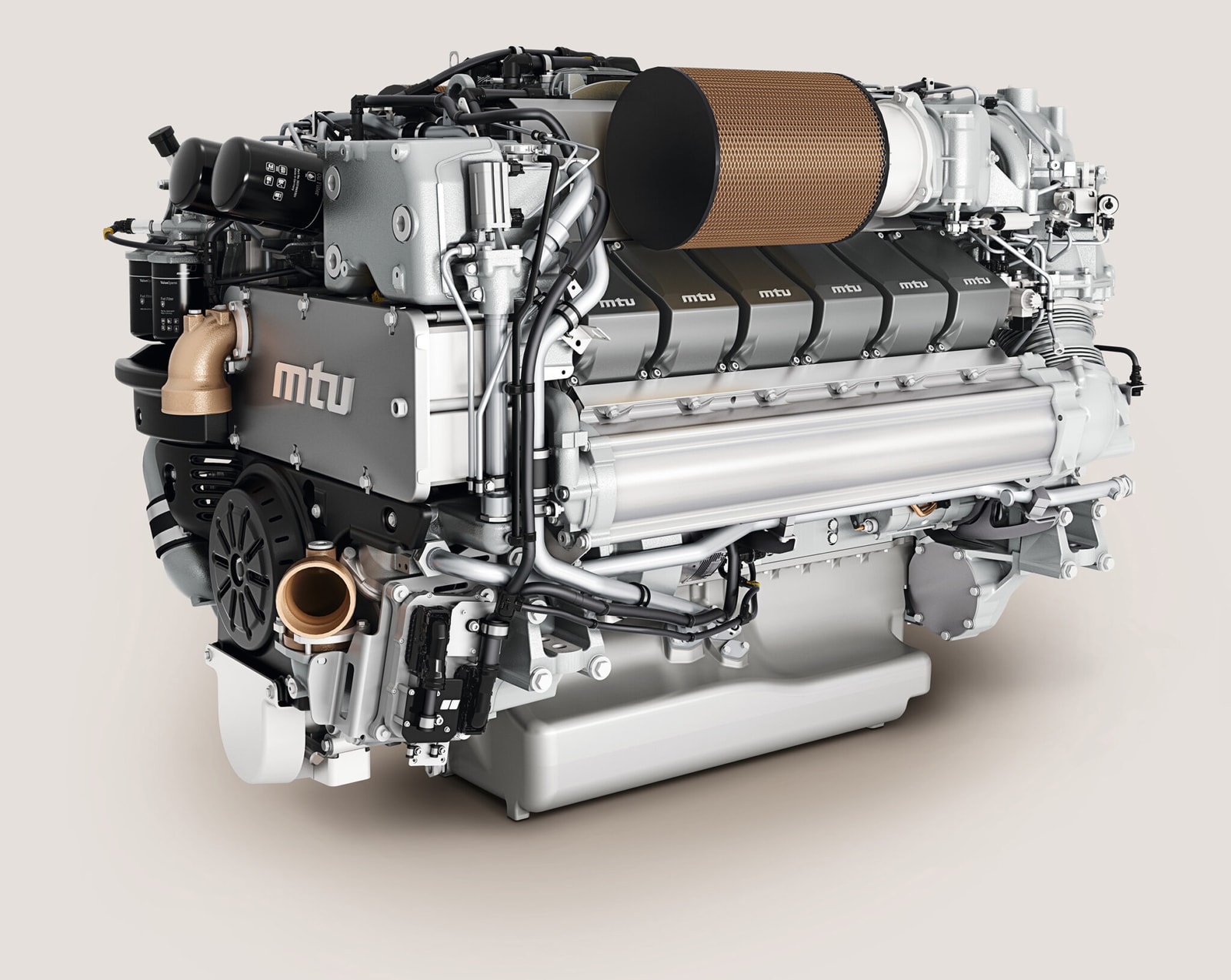 Rolls-Royce is launching a new 12-cylinder version of the mtu Series 2000, designated 12V2000 M96Z, for fast yachts, patrol, police and sportfishing boats from 2026. By further developing various components, Rolls-Royce has increased power output to 1,634 kW (2,222 mhp) from 1,472 kW (2,002 mhp). Power density has been raised to a new level, with only minor changes in weight and dimensions compared to the previous 12V 2000 M96X model.
Rolls-Royce bietet ab dem Jahr 2026 die neue 12-Zylinder-Version der mtu-Baureihe 2000 mit der Bezeichnung 12V2000 M96Z für schnelle Yachten, Patrouillen- und Polizeiboote an. Durch die Weiterentwicklung verschiedener Komponenten erhöht sich die Leistung von bisher 1.472 kW (2.002 PS) auf 1.634 kW (2.222 PS).