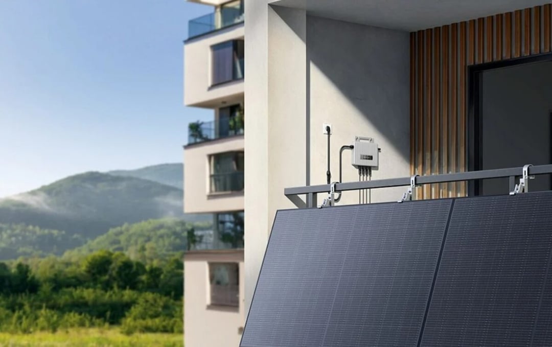 Fotowoltaika na balkonach, a nie dachach. Miniaturowe instalacje paneli słonecznych to strzał w dziesiątkę