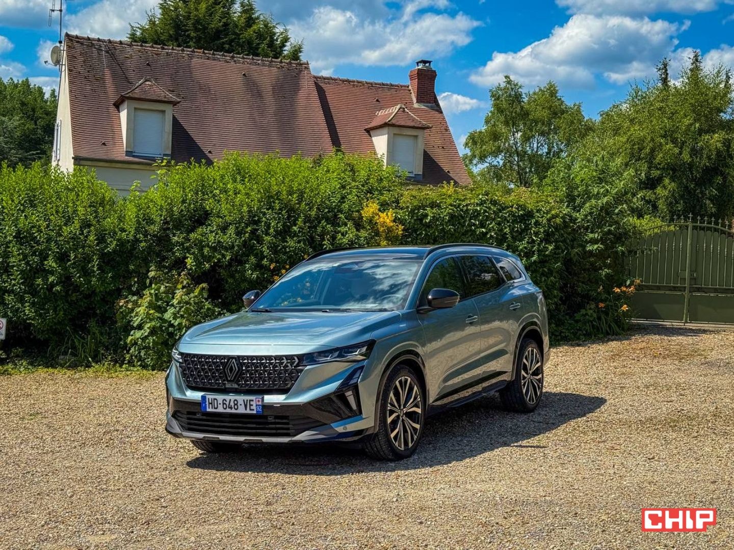 Renault wprowadza nowy E‑Tech Hybrid – Symbioz i Espace oszczędzają do 40 % paliwa i jadą do 1 000 km na jednym baku