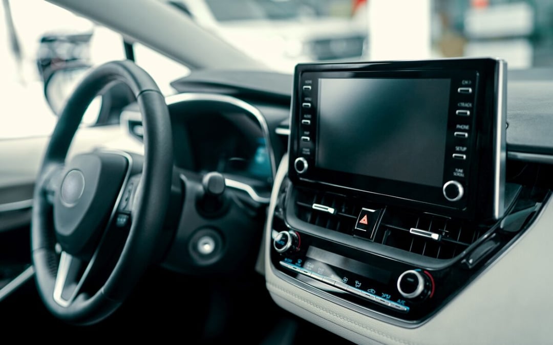 Nowoczesne oprogramowanie w aucie – co warto znać? Poradnik