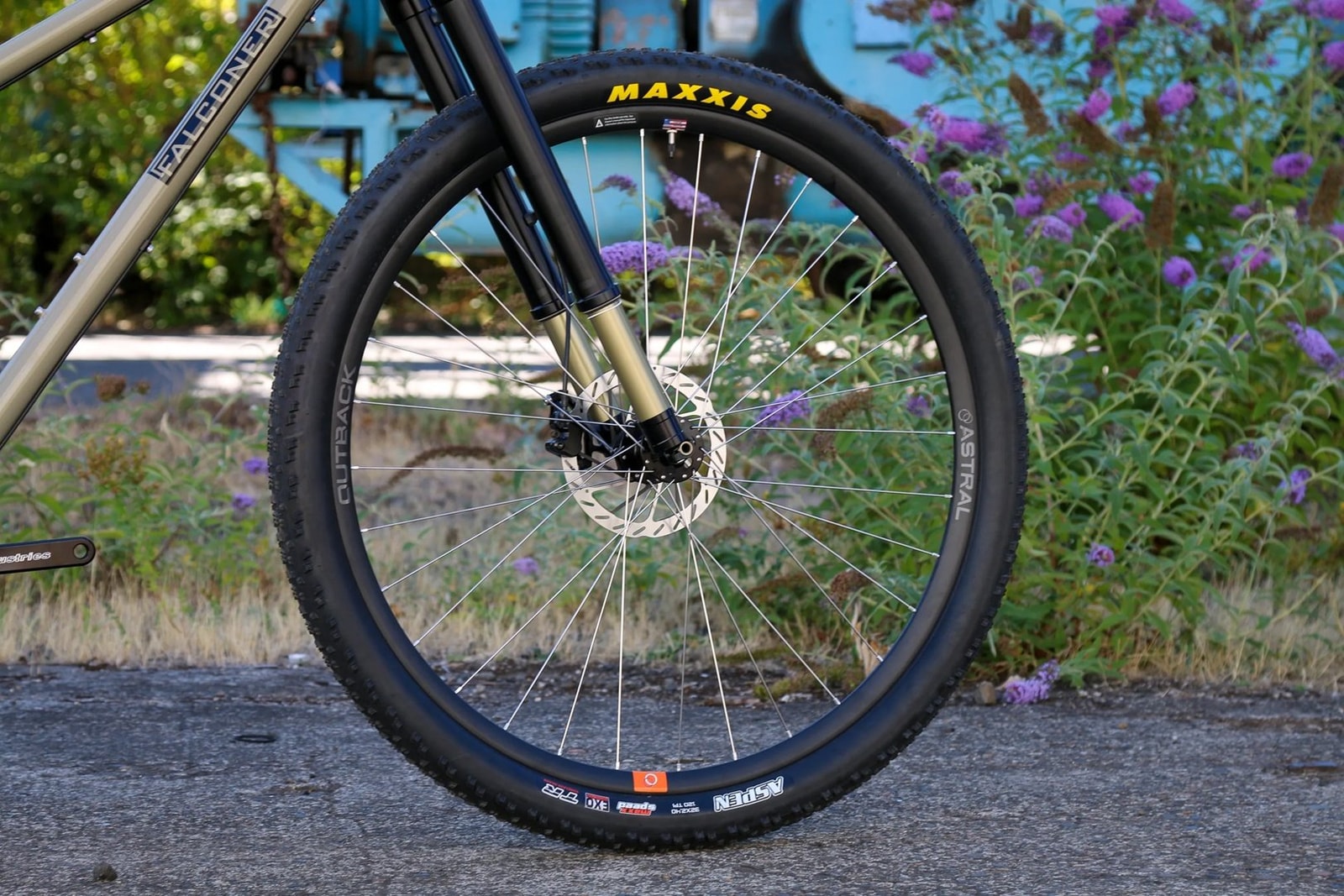 Minimalizm na sterydach. Nowy rower górski Falconer zadziwia prostotą i zachwyca wielkimi kołami