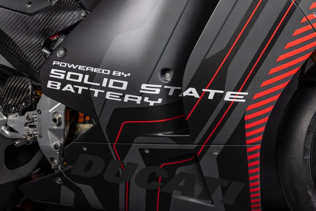 Motocykl, który ładuje się w 12 minut. Ducati i technologia QS Cobra przełamują bariery elektromobilności