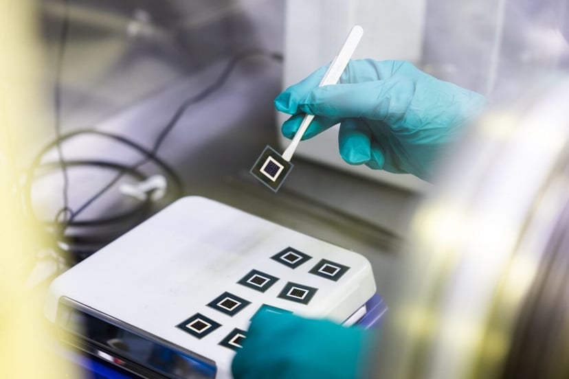 Panele słoneczne przyszłości już w laboratoriach. Naukowcy pokonali barierę łączenia perowskitów z krzemem