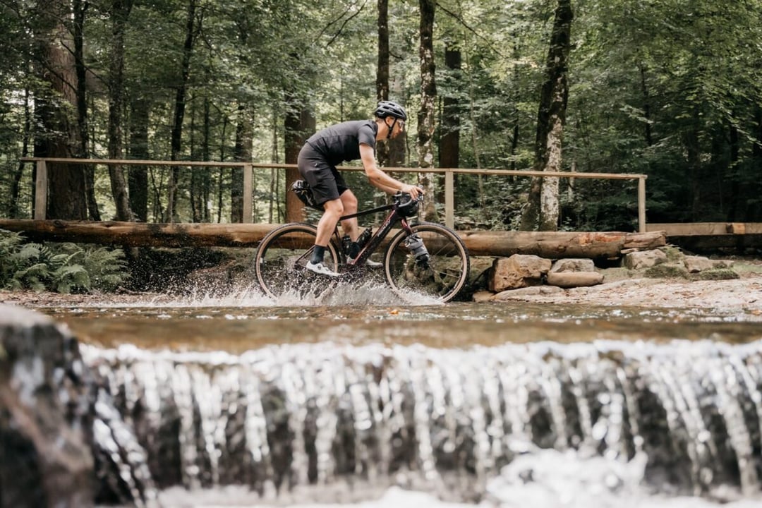 Gravelowiec z silnikiem gotowy na off-road. E-Kanzo Adventure łączy Bosch CX z geometrią Kanzo i śmiga po każdym szlaku