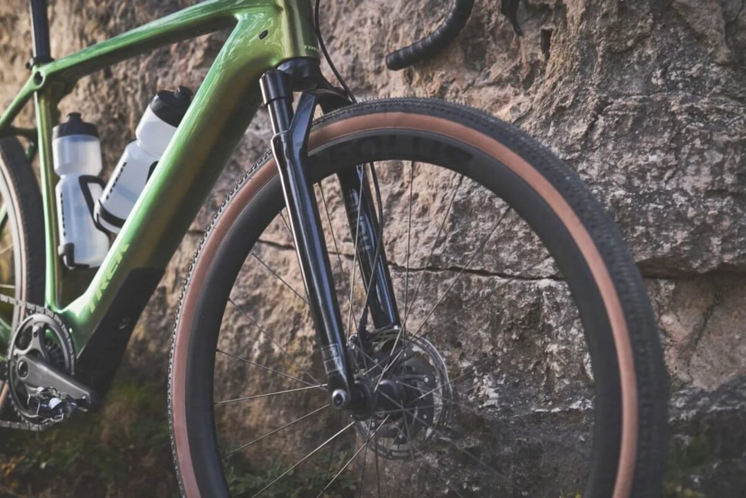 Trzy modele i ceny od 21 do 32 tysięcy złotych. Trek Checkpoint+ wprowadza luksus do świata e-graveli