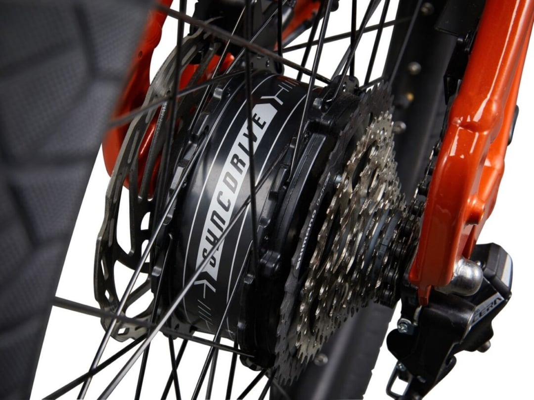 Pół konia w miejskim jednośladzie. Ten rower startuje spod świateł, jak skuter