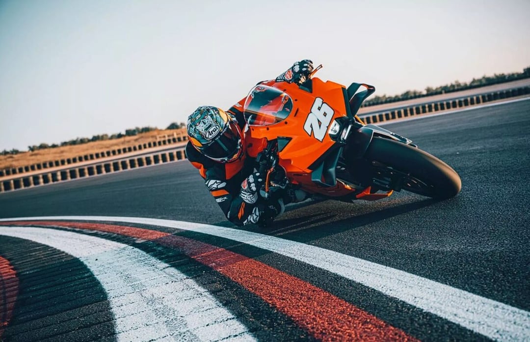KTM wraca do gry z nowym supersportem. Ten austriacki potwór rzuca wyzwanie Ducati i Yamasze
