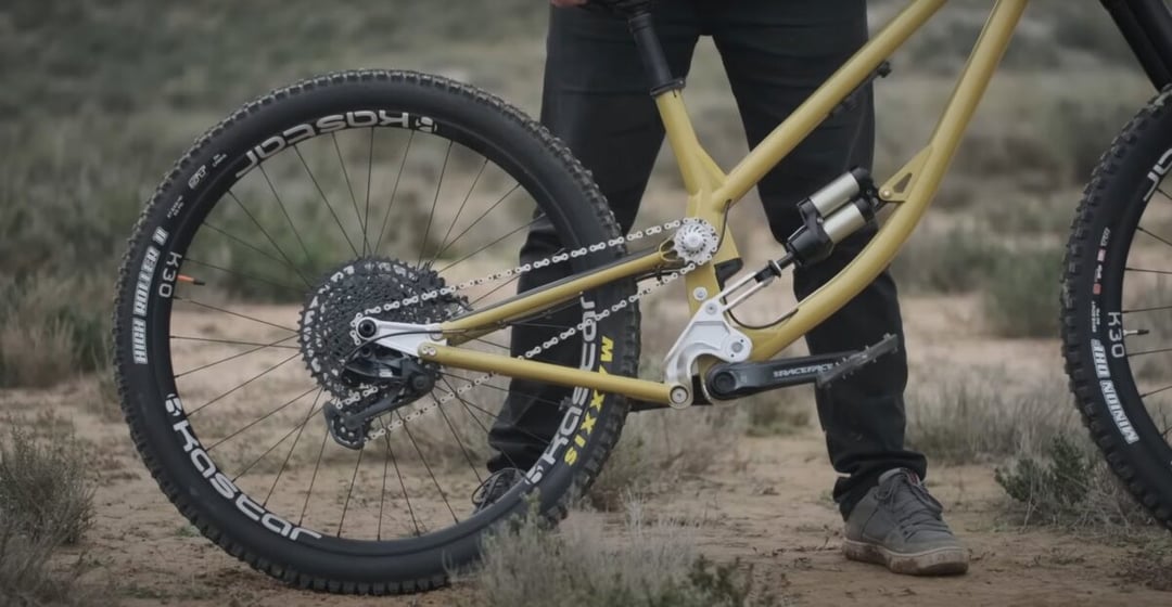 Dwa łańcuchy w jednym rowerze to nie szaleństwo. Zoceli właśnie udowadnia, że tak powinno się projektować enduro