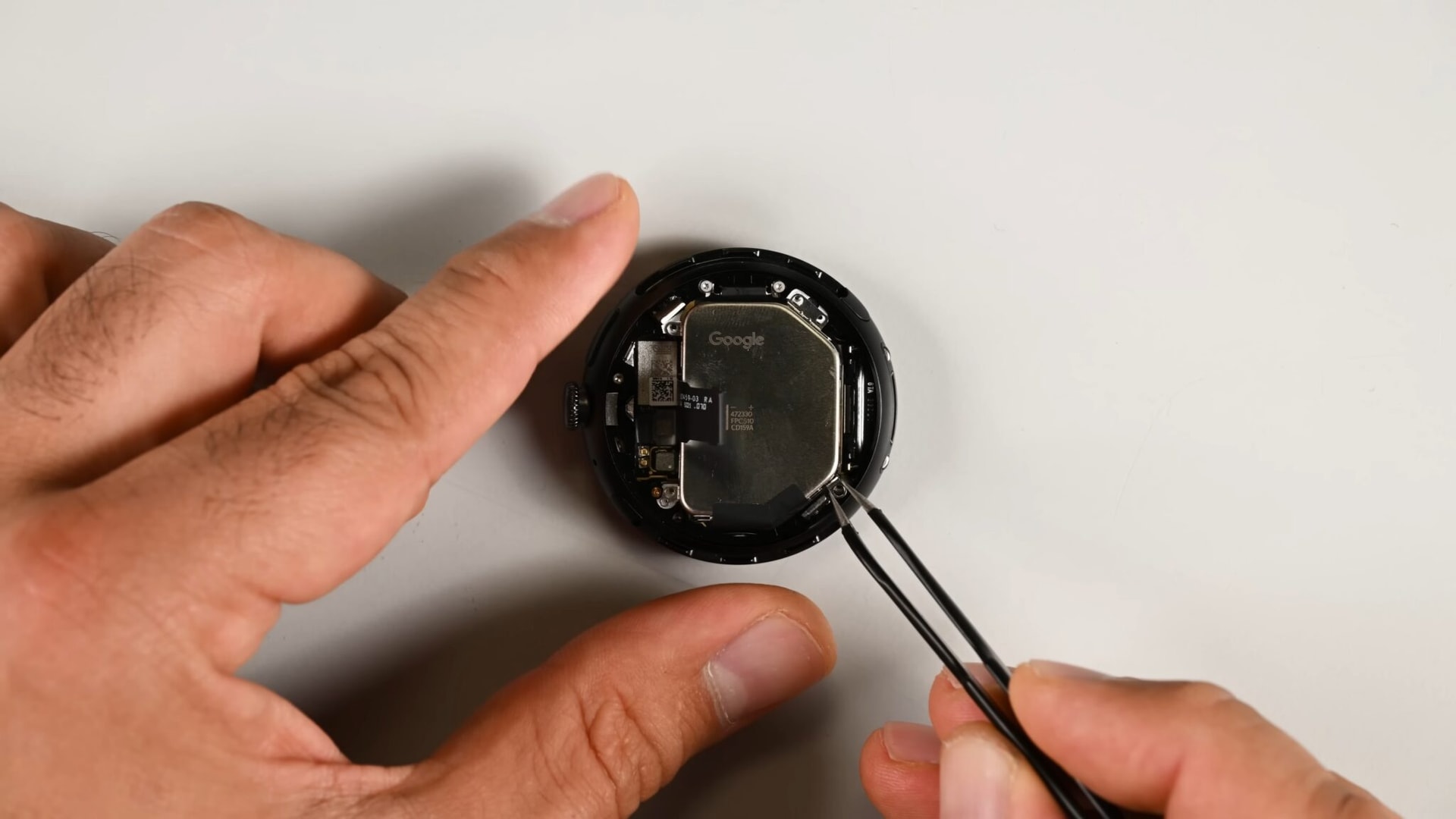 Zegarek Google bije rekordy naprawialności. Pixel Watch 4 zawstydza Apple i konkurencję