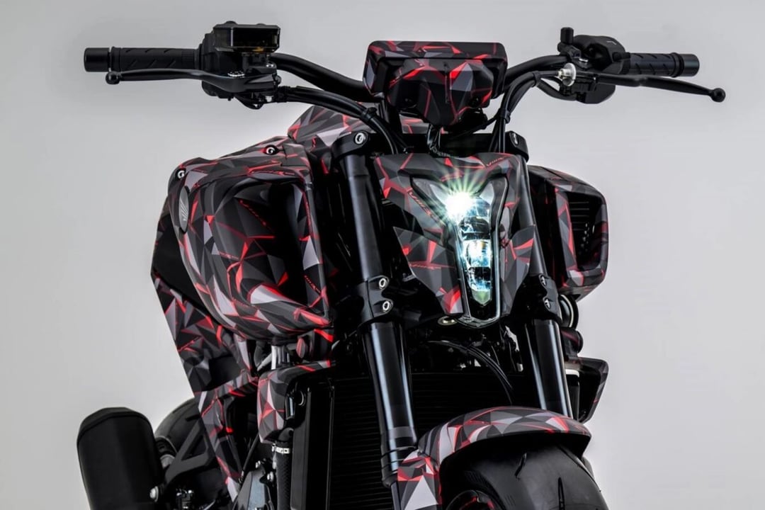 Wrócili do szalonych koncepcji z lat 80. Ten motocykl ma uratować silniki spalinowe przed epoką elektryków